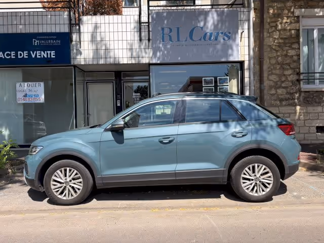 Volkswagen T-Roc · disponible